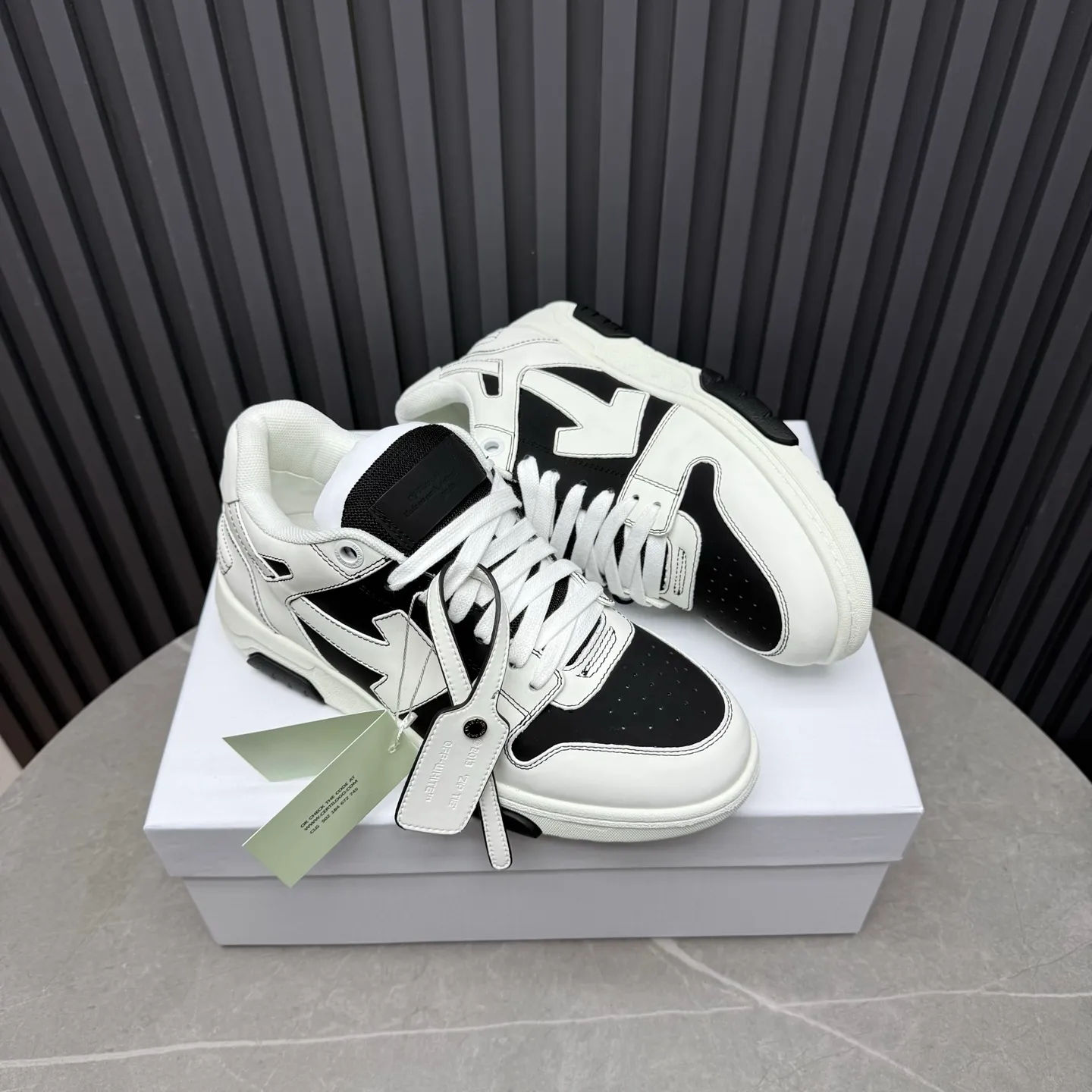 【off- white】P: 620💰Couple model👫, Size: 35-44 (Customized for men 38.45.46) High-quality version👊 "Out of office" series original molding, original lasting, production process 1:1 Original ➰OFF GRAY WHITE OW ➰ First-layer cowhide Imported skin-friendly and environmentally friendly polyester mesh Original molding high elastic and environmentally friendly molding pad Made with the original lasting process. The original molded rubber outsole (never yellows and deforms) has a super correct shape, bright color and strong three-dimensional effect👍. Packaging💯Full set of packaging synchronized with the official website (branded paper, certificate of quality, branded cloth bag)